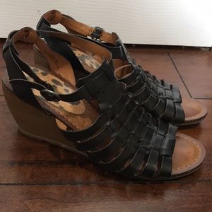 Baretraps size 6 wedge